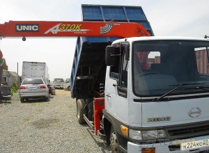 Hino Ranger самосвал с крановой установкой.